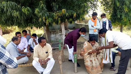 परिवार के लोगों से मुलाकात करने पहुंची भरथना विधायक