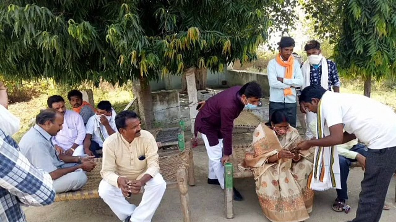 परिवार के लोगों से मुलाकात करने पहुंची भरथना विधायक