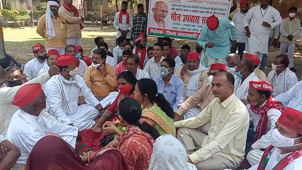 मौन व्रत रखकर सपाइयों ने जताया सरकार का विरोध