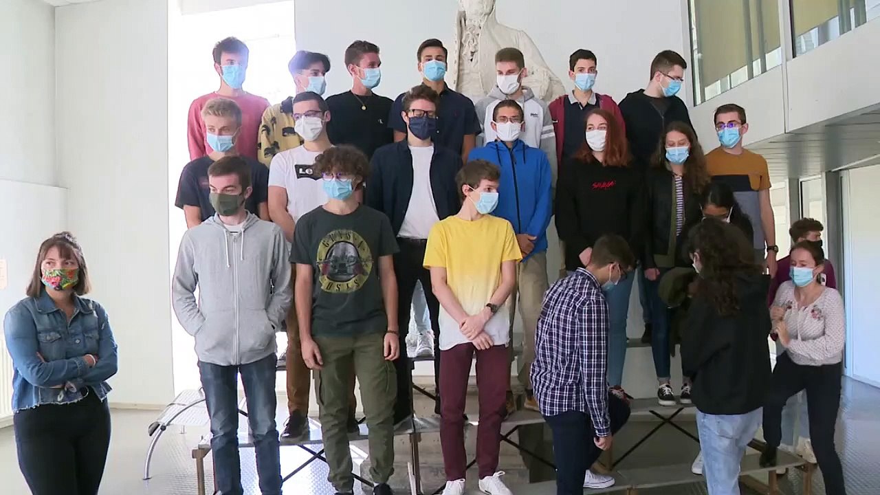 Covid-19: la traditionnelle photo de classe remplacée par une photo vraiment originale