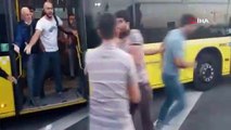 Metrobüs durağında tekme tokat kavga!