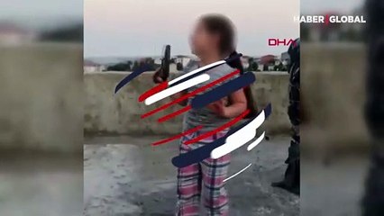 Küçük çocuğa silah verip video çekti
