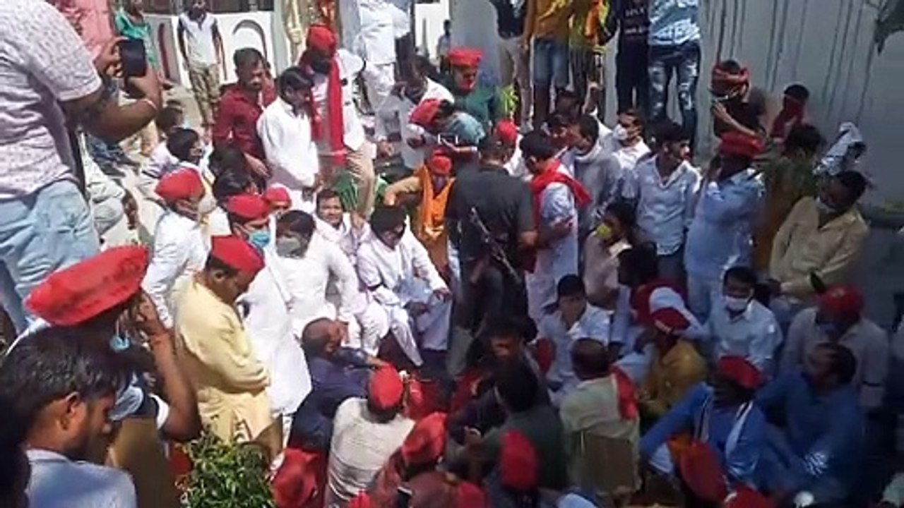 मैनपुरी सपा ने किया मौन प्रदर्शन, दलित बस्ती मे...