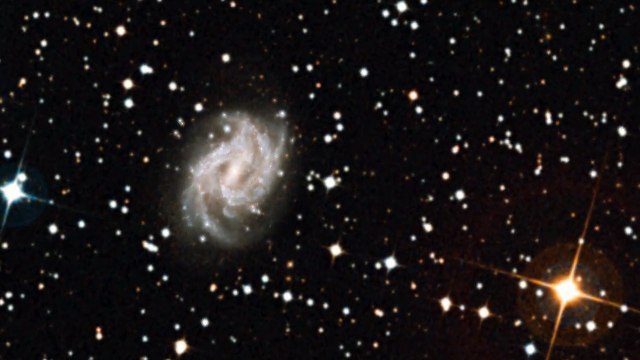 Le film d'une supernova dans la galaxie NGC2525