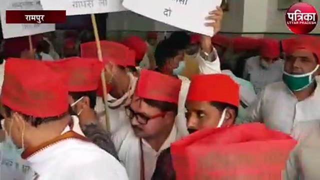 राष्ट्रपिता महात्मा गांधी के जन्मदिन पर सपाइयों का मौन प्रदर्शन