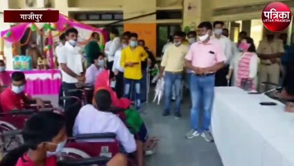 डीएम ने दिव्यांगों को किया उपेक्षित, नहीं बांटे अपने हाथों से उनको सामाग्री