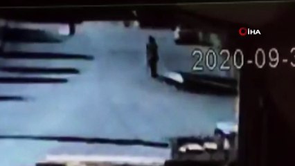 Sokak ortasında kavga ettiği engelliyi şah damarından bıçakladı...O anlar kamerada