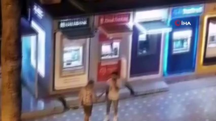 Alkollü turistin ATM ile imtihanı kamerada