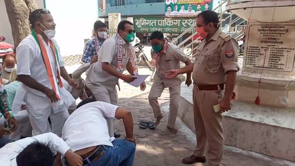 मैनपुरी गांधी जयंती पर धरने पर बैठे कांग्रेसी