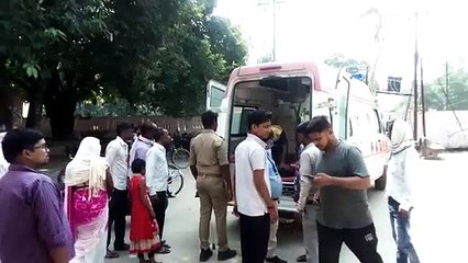 बाइक अनियंत्रित होने पर ट्रक के नीचे आ गया बाइक सवार, ट्रक मालिक