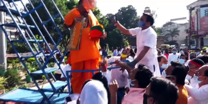 गाँधी प्रतिमा पर कांग्रेस और बीजेपी कार्यकर्ताओं के बीच विवाद, सांसद शंकर लालवानी ने कहा- गांधी सिर्फ कांग्रेस के नहीं