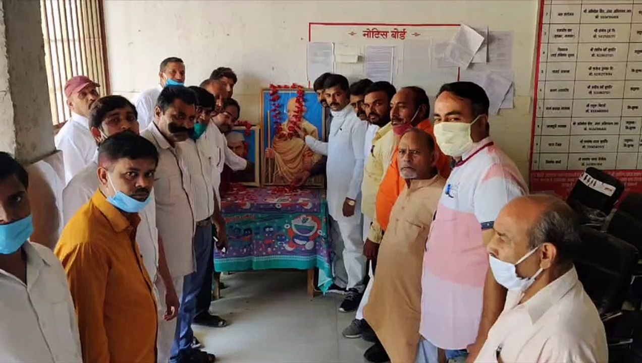 नगर पालिका परिषद के कार्यालय में महात्मा गांधी...