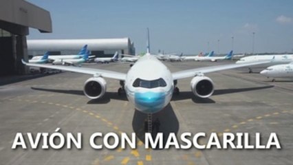 Una aerolínea indonesia le coloca una mascarilla a un avión