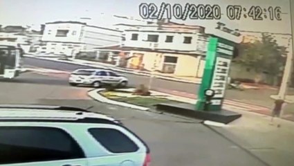 Motorista para na faixa para pedestre atravessar a via e é atingido na traseira por moto