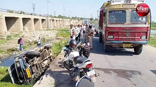 VIDEO : पाली की बांडी नदी की रपट पर पलटी तूफान जीप, तीन घायल, चालक मौके से फरार