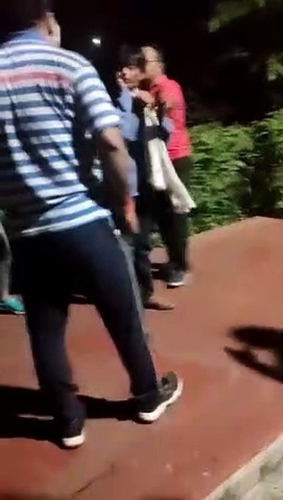 लड़की ने छेड़खानी कर रहे मनचले की बेल्ट से की पिटाई