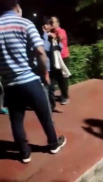 लड़की ने छेड़खानी कर रहे मनचले की बेल्ट से की पिटाई