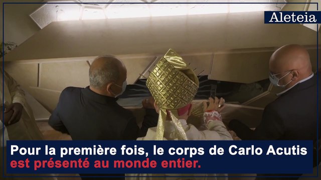 Le corps « intègre » de Carlo Acutis vénéré par les fidèles, vêtu d’un jean, d’un sweat et de baskets