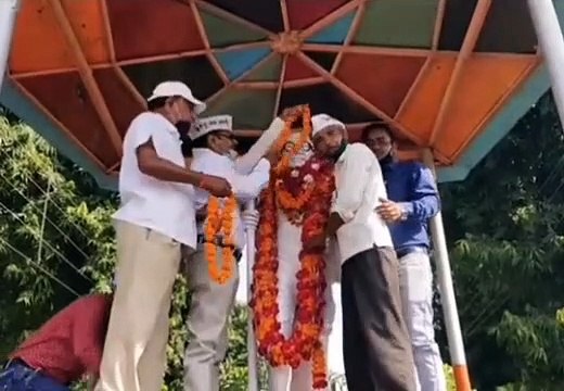 आम आदमी पार्टी के द्वारा महात्मा गांधी की प्रतिमा पर किया गया माल्यार्पण