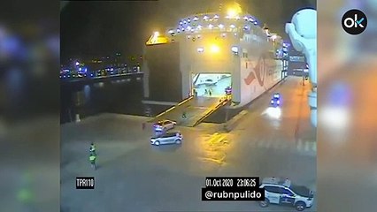 Así ha sido la avalancha de inmigrantes a un ferry en Melilla: la Policía no daba abasto