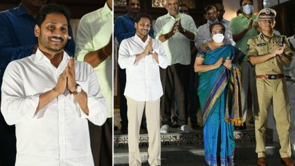 下载视频: #Watch YS Jagan Claps For AP Grama Sachivalayam Volunteers | Oneindia Telugu