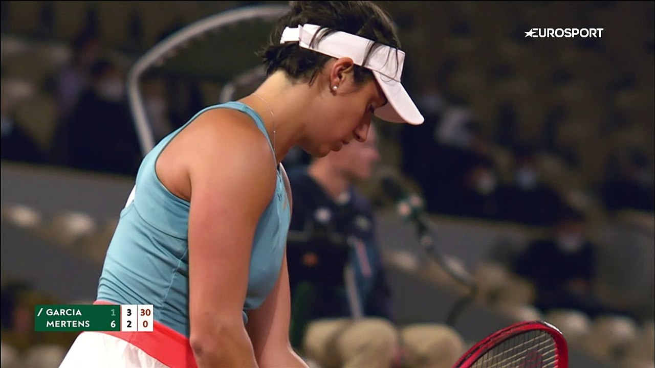 Oh!’ – Garcia almost misses court with wild serve
