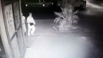 Parkta uyuya kalan evlilik hazırlığındaki çiftin çantasını çalan şüpheliler yakalandı - MERSİN