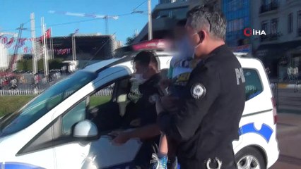 Taksim’de ailesini kaybeden çocuğu annesine polis ulaştırdı