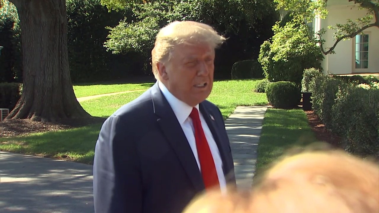 Trump tem sintomas leves