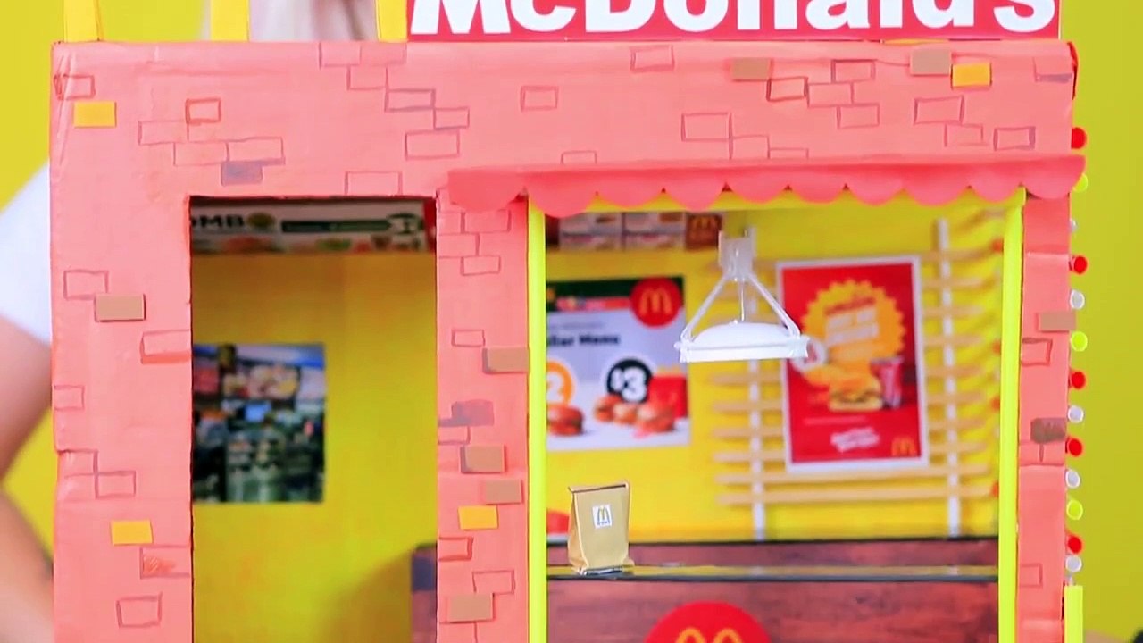 ¡Nunca Eres Grande Para Las Muñecas!/DIYs De Starbucks Para LOL Surprise vs De McDonalds Para Barbie