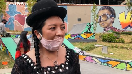 Cholas desafían la gravedad en monopatín en La Paz