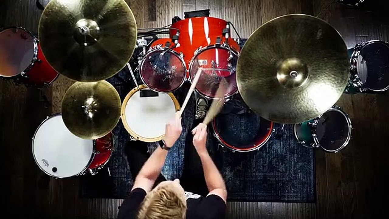 Jouer In The Air Tonight sur 99 fûts de batterie