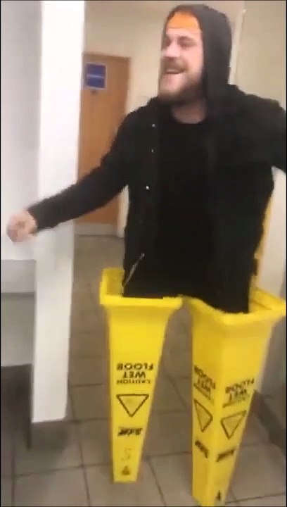 Le pote qu'on rêve tous d'avoir... toujours une connerie à faire