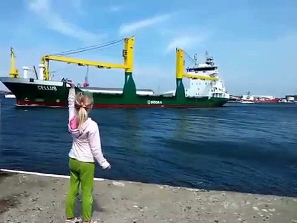 Ce capitaine de navire fait un beau cadeau à cette fillette