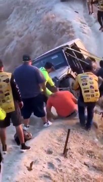 Des dizaines de personnes se mobilisent pour sauver la Jeep coincée sur le Razor Ridge en Californie