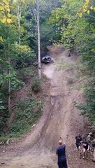 Il grimpe une montée incroyable en buggy mais n'arrive pas au bout