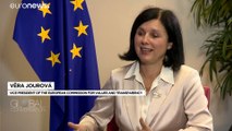 نائب رئيسة المفوضية: قضية تسميم نافالني لن تمر وستغير الكثير في العلاقات بين أوروبا وروسيا