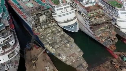 Tải video: Varios cruceros son desguazados en un puerto de Turquía