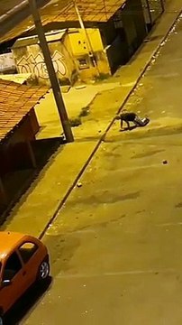 Vídeo mostra momento em que carro passa por cima das pernas de um homem, em Ceilândia