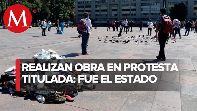 Comité del 68 coloca zapatos y veladoras en Plaza de las Tres Culturas