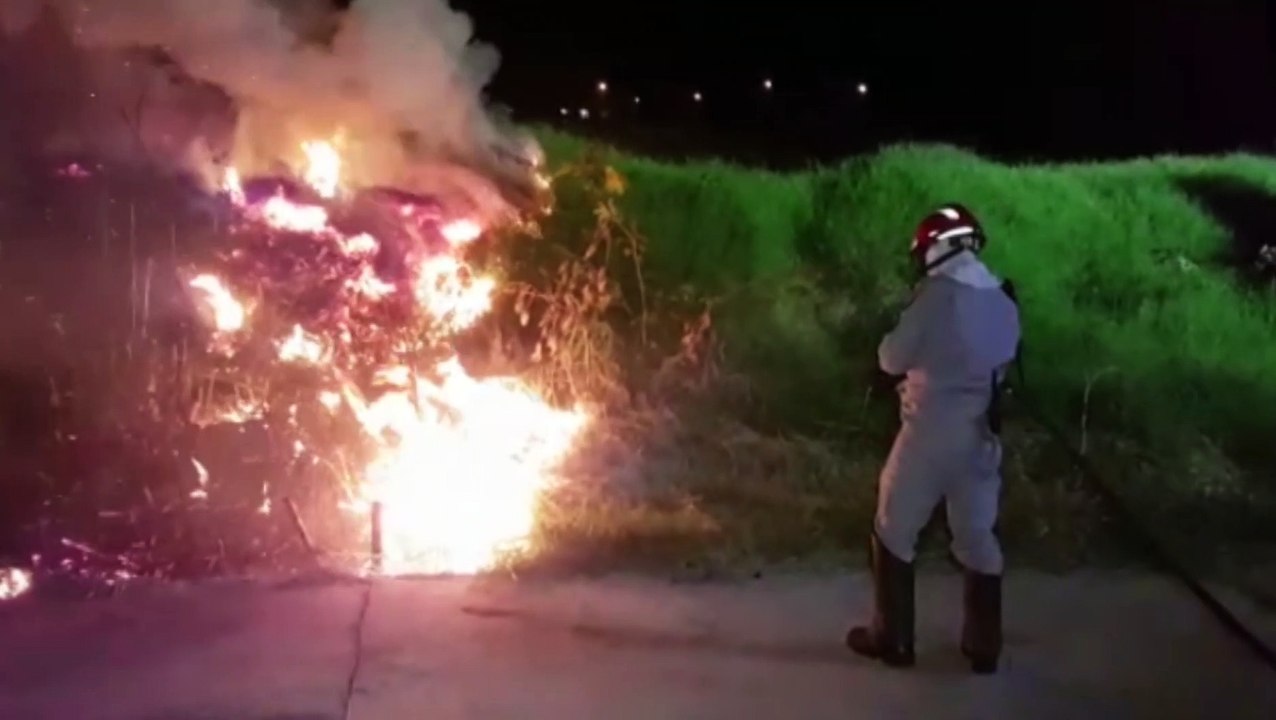 Bombeiros combatem incêndio no Bairro Cascavel Velho