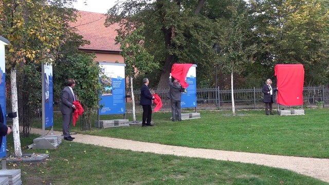 Eröffnung der Fotoausstellung zum 30. Jahrestag der Deutschen Einheit im Ribbecker Schlossgarten - Entwicklung des Havellandes