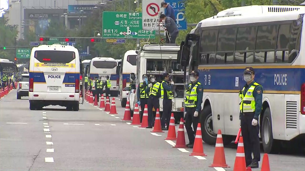 개천절 차량 집회 강행...경찰 "불법 시위 엄정 대응" / YTN