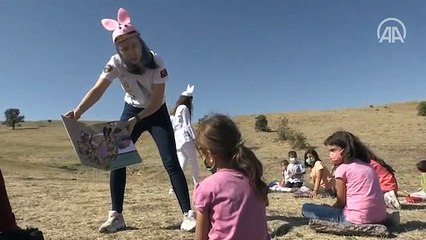 Çalıkuşu Tuğba, köylerde okuma atölyeleri kurarak öğrencilerin gönlüne dokunuyor
