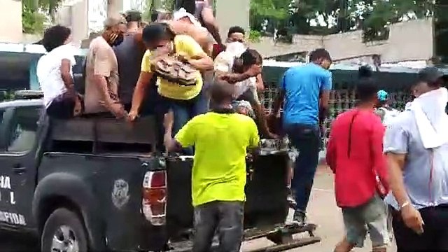 presos en el toque de queda dicen fueron apresados a la 915 de la noche