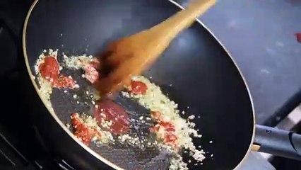 Cooking prawn in sauce