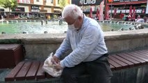 Emekli maaşıyla Antalya sokaklarındaki 90 kediye bakıyor