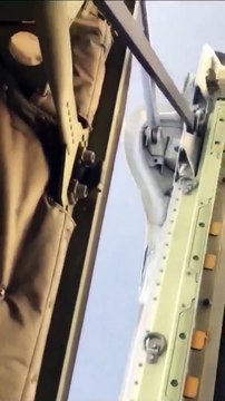 Il fotografo chiede ai piloti dei caccia di spostarsi: ecco cosa succede dopo