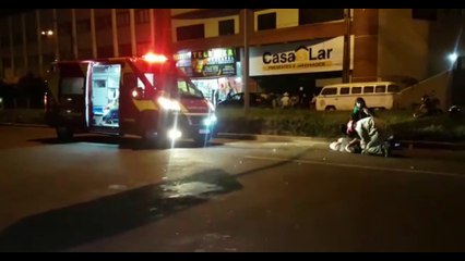 Download Video: Pedestre e motociclista ficam feridos em atropelamento na Avenida Carlos Gomes