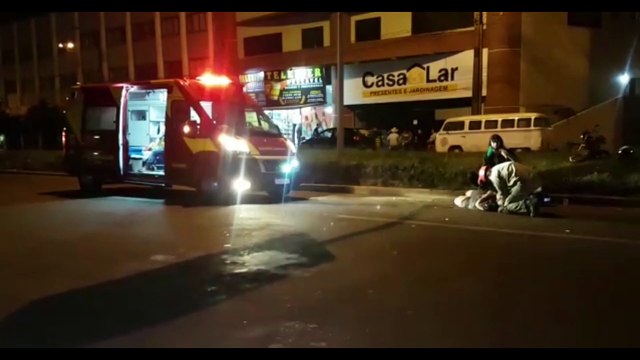 Pedestre e motociclista ficam feridos em atropelamento na Avenida Carlos Gomes